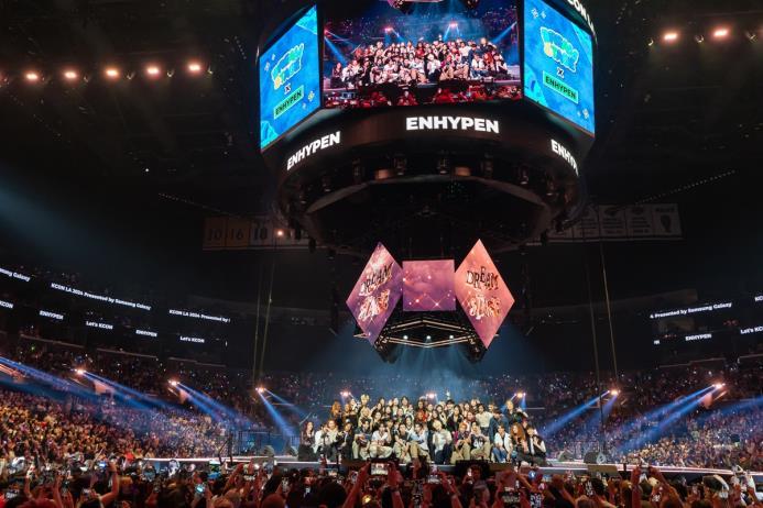 '케이콘 LA 2024' 콘서트 무대에 오른 엔하이픈과 팬들(사진=연합뉴스)