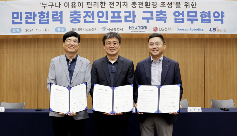 류정훈 두산로보틱스 대표(오른쪽부터)와 여장권 서울시 기후환경본부장, LG전자 우종진 BS연구소장이 업무협약식 후 기념 촬영을 하고 있다.(사진=두산로보틱스)
