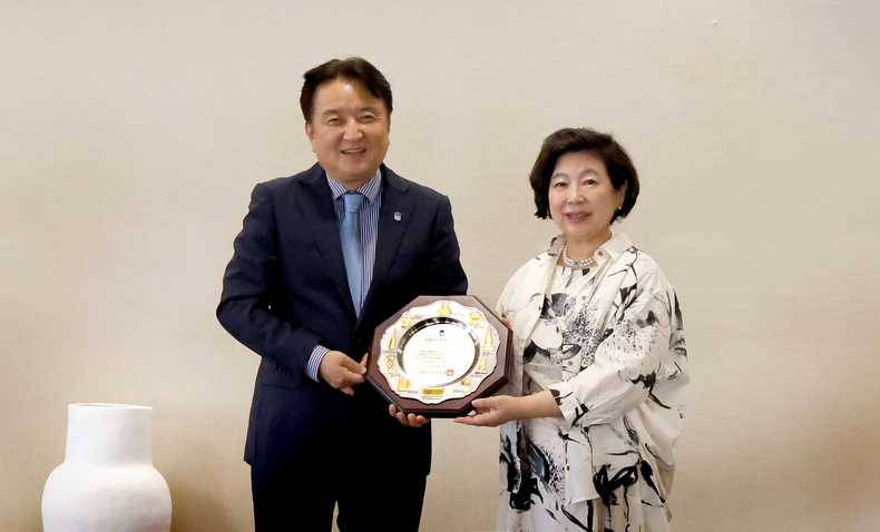 현정은 현대그룹 회장과 김영환 충북도지사(왼쪽)가 기념촬영을 하고 있다.(사진=현대그룹)