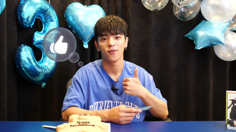 김우진 데뷔 3주년 기념 라이브 방송 모습/사진=KMR