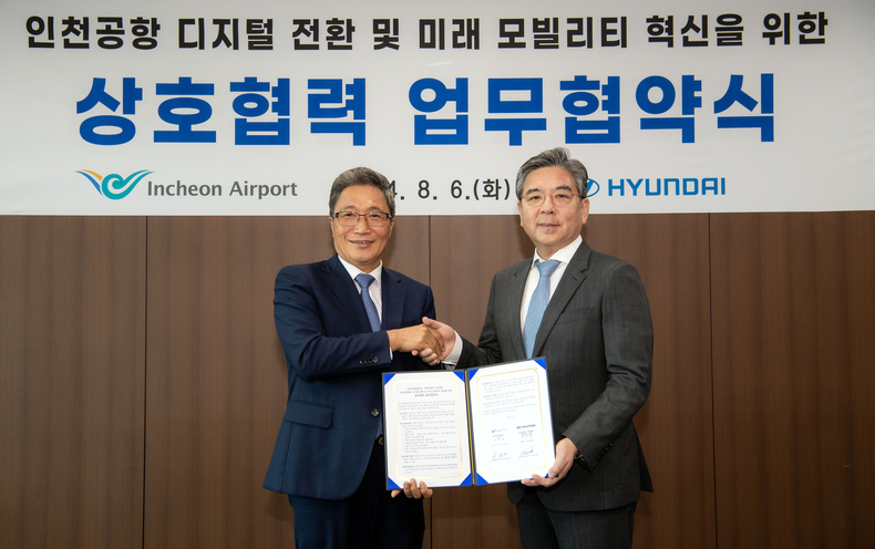 장재훈 현대차 사장(오른쪽)과 이학재 인천국제공항공사 사장이 협약서를 들고 기념 촬영을 하고 있다.(사진=현대차)