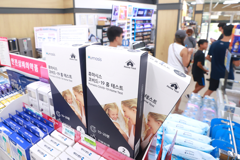 <strong>코로나19 재확산 조짐에 자가진단키드 수요도 급증(사진=연합뉴스)</strong>