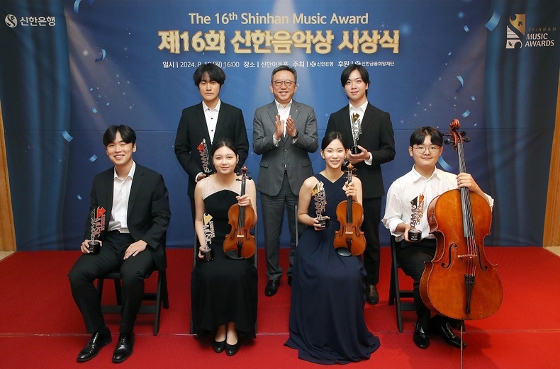 지난 19일 서울시 강남구 역삼동 소재 신한아트홀에서 진행된 ‘제16회 신한음악상’ 시상식에서 정상혁 신한은행장(뒷줄 가운데)과 수상자들이 기념촬영을 하고 있다.(사진=신한은행)