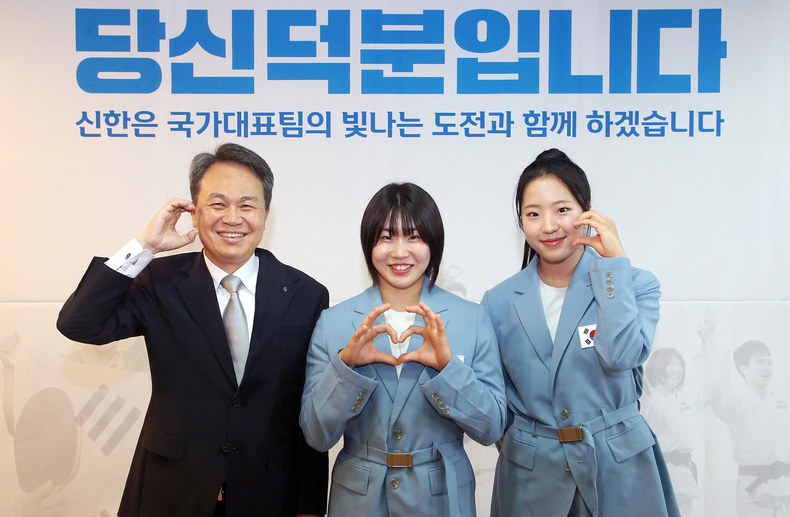 진옥동 신한금융 회장(사진 왼쪽부터)과 허미미 선수, 신유빈 선수가 기념촬영을 하고 있다.(사진=신한금융그룹)