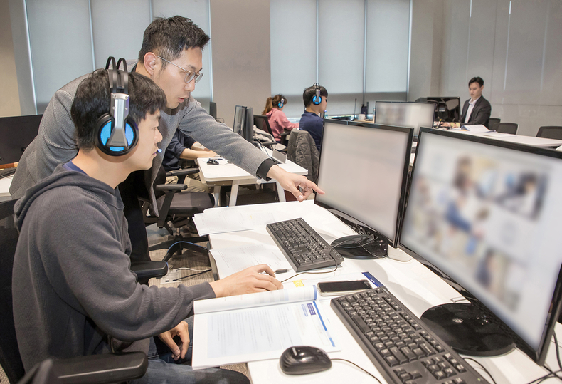 지난 4월 20일 경기도 용인에 위치한 삼성전자 인재개발원에서 삼성전자 감독관들이 GSAT 응시자들을 대상으로 예비 소집을 진행하고 있는 모습(사진=삼성)