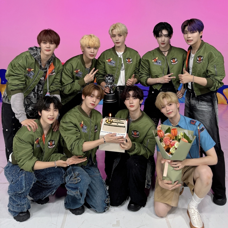 제로베이스원 '엠카운트다운' 1위 인증샷/사진=웨이크원