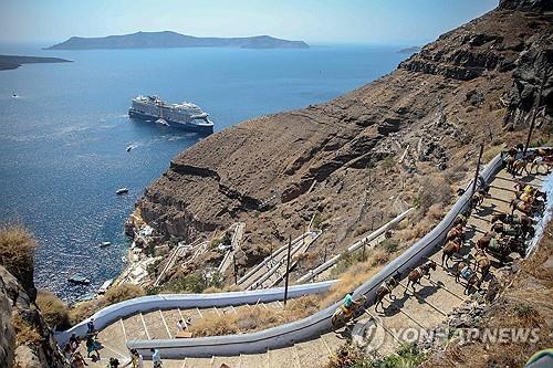 산토리니에 들어온 크루즈선