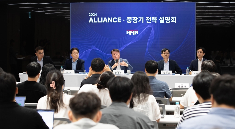김경배 HMM 대표(왼쪽 3번째)가 '2030 중장기 전략'에 대해 설명하고 있다.(사진=HMM)