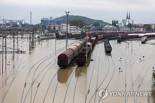 <strong>폭우로 침수된 체코의 철도 모습</strong>