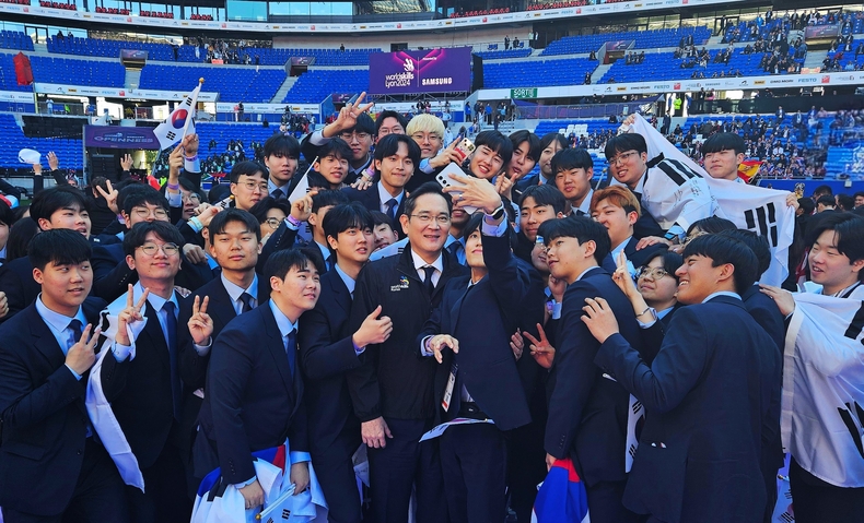 이재용 삼성 회장이 대한민국 대표 선수들과 셀피를 찍고 있다.(사진=삼성전자)