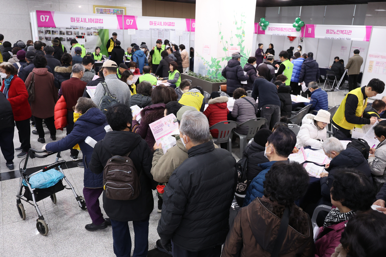 <strong>북적이는 노인 일자리 박람회(사진=연합뉴스)</strong>