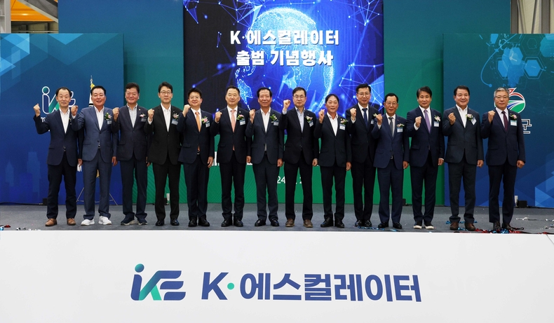25일 경남 거창 본사에서 열린 K-에스컬레이터 출범 기념행사가 열렸다하고 있다. 사진 왼쪽 5번째부터 김용균 행정안전부 안전예방정책실장, 신성범 국회의원, 구인모 거창군수, 조재천 현대엘리베이터 대표이사.(사진=현대엘리베이터)