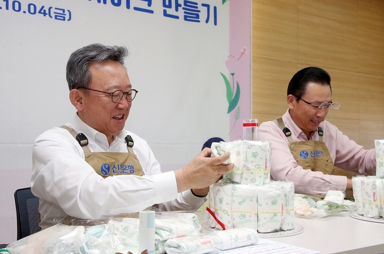 지난 4일 서울시 중구 소재 신한은행 본점에서 진행된 ‘탄생을 축하해’ 임직원 봉사활동에서 신한은행 정상혁 은행장(왼쪽)이 임직원들과 봉사활동 하고있는 모습(사진=신한은행)