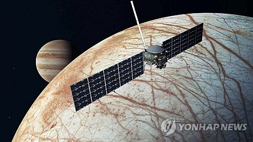 <strong>유로파 클리퍼의 목성 궤도 비행 모습을 상상해 그린 이미지</strong>