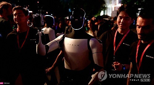 테슬라의 로보택시 공개 행사에서 소개된 로봇 옵티머스