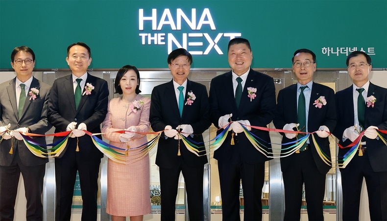 이승열 하나은행장(왼쪽 4번째)과 '하나 더 넥스트' 광고 모델 방송인 강호동씨(왼쪽 5번째)가 하나은행 임직원들과 함께 하나 더 넥스트 라운지 1호점 개점식에 참석, 테이프 커팅을 하고 있다.(사진=하나금융그룹)