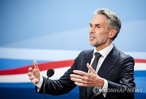 기자회견하는 네덜란드 총리