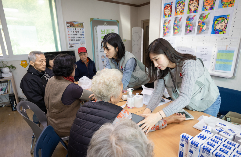 대한항공 임직원들이 의료 지원 봉사활동을 하고 있다(사진=대한항공)