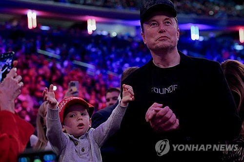 일론 머스크(오른쪽)와 그의 아들