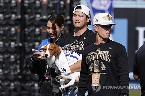 1일(현지시간) 아내, 반려견과 함께 LA 다저스 우승 축하행사 참석한 오타니