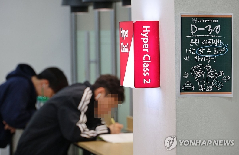 <strong>수능 한달 앞으로...졸음 쫓기 위해 서서 공부</strong>