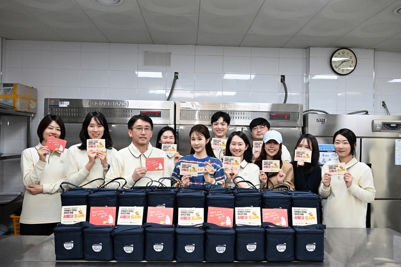 서국동 NH농협손해보험 대표이사(왼쪽 3번째)와 배우 유인나(왼쪽 4번째)씨가 도시락을 만든 후 봉사단과 기념촬영을 하고 있다.(사진=NH농협손해보험)