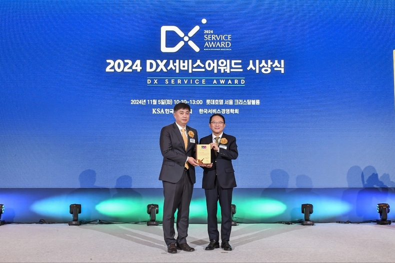 강명수 한국표준협회 회장(오른쪽)과 박형주 KB국민은행 스타뱅킹영업본부 상무이 지난 5일 서울 소공동 롯데호텔에서 진행된 ‘2024 DX서비스어워드’에서 기념 촬영을 하고 있다.(사진=KB국민은행)