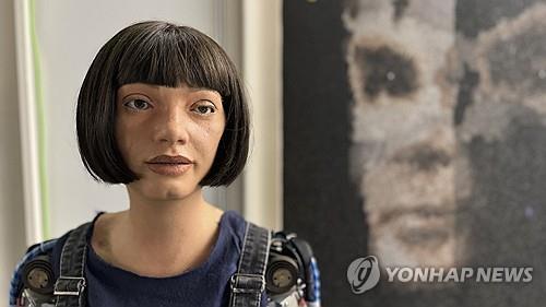 <strong>로봇 화가 아이다와 아이다의 작품 'A.I GOD'</strong>
