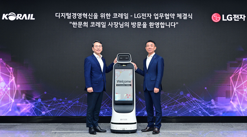 LG전자는 8일 LG사이언스파크에서 코레일과 '이음5G 기반 철도 분야 디지털경영혁신'을 위한 업무협약을 체결했다. 조주완 LG전자 CEO(왼쪽)와 한문희 코레일 사장이 기념촬영을 하고 있다.(사진=LG전자)