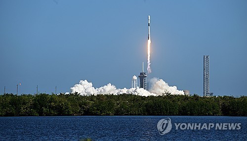 <strong>11일(현지시간) 미 플로리다에서 무궁화위성 6A호를 싣고 발사되는 스페이스X 팰컨9 로켓</strong>
