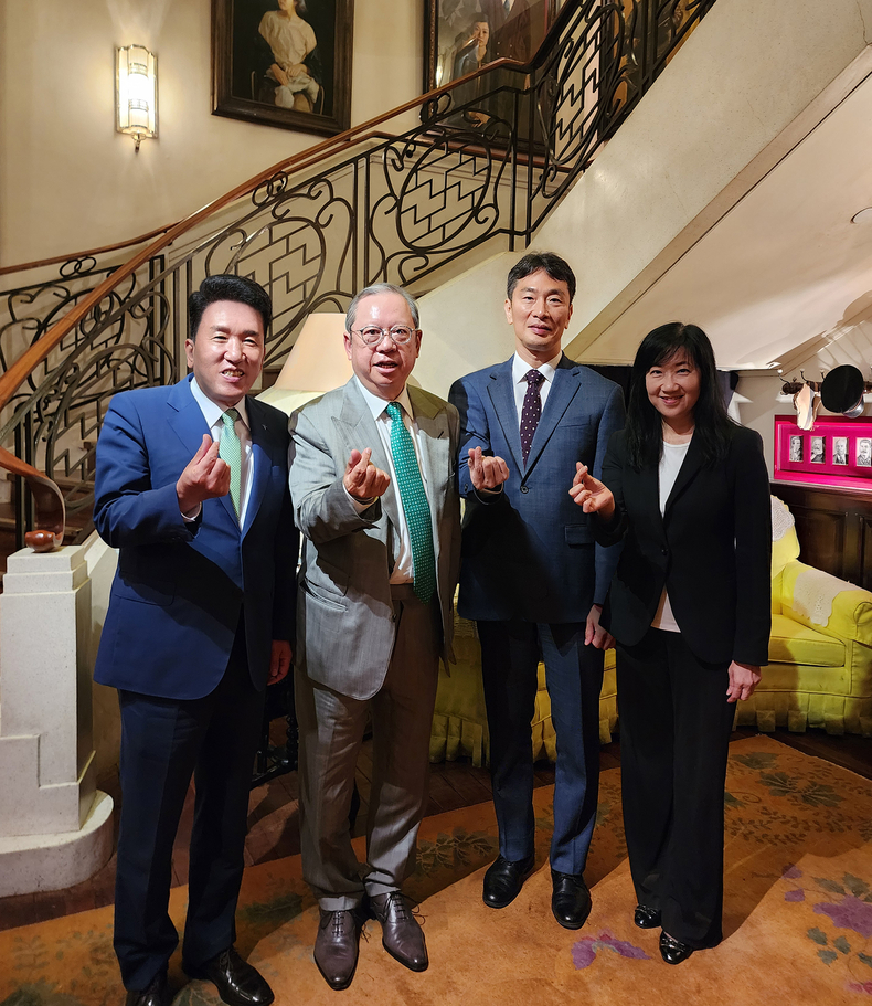 함영주 하나금융그룹 회장(왼쪽부터), 피터 람 홍콩 무역발전국 회장, 이복현 금융감독원장, 마가렛 퐁 상임이사가 기념촬영을 하고 있다.(사진=하나금융그룹)