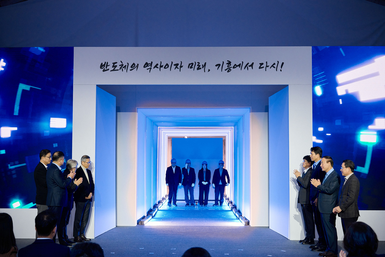 18일 삼성전자 기흥캠퍼스에서 열린 NRD-K 설비 반입식 행사에서 반도체 장비 반입을 축하하는 모습(사진=삼성전자)