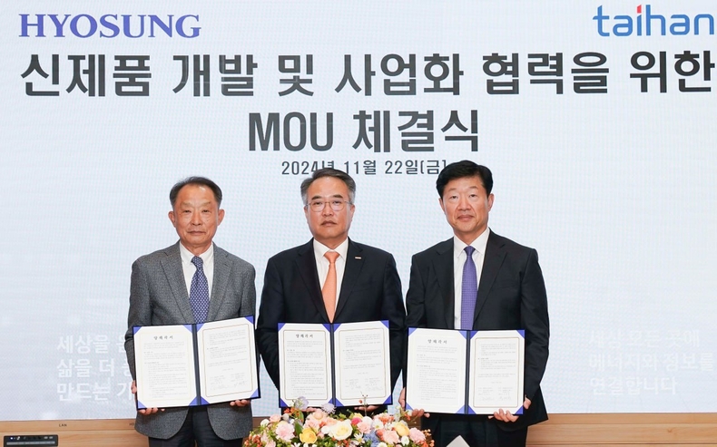 우태희 효성중공업 대표(사진 오른쪽)와 송종민 대한전선 대표(가운데), 이건종 효성화학 대표가 '전력분야 기술 협력 및 신사업 모델 발굴'을 위한 업무협약(MOU) 체결 후 기념촬영을 하고 있다.(사진=효성) 