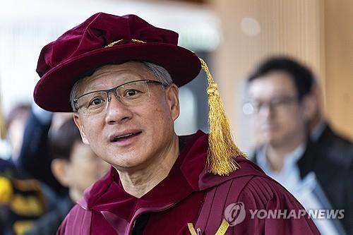 <strong>23일 홍콩 과기대 명예박사 학위 수여식에 참석한 젠슨 황</strong>