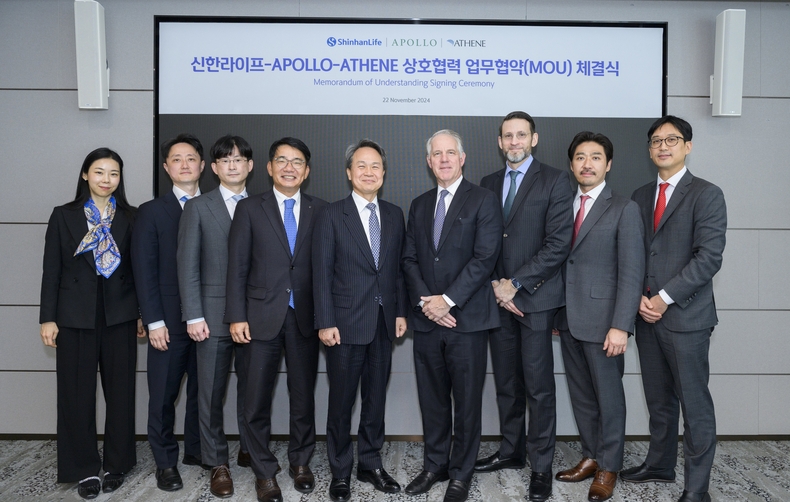 지난 22일 서울 중구 신한라이프 본사에서 진행된 업무 협약식에서 신한금융그룹 진옥동 회장(가운데)과 신한라이프 이영종 사장(왼쪽 네 번째)이 아폴로에셋매니지먼트 짐 젤터 공동회장(오른쪽 네 번째) 및 관계자들과 기념 촬영을 하고 있다./사진=신한라이프