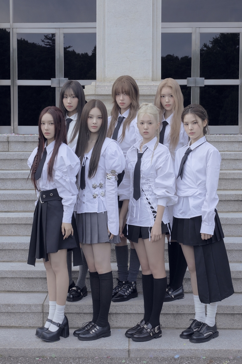 걸그룹 이즈나/사진=웨이크원