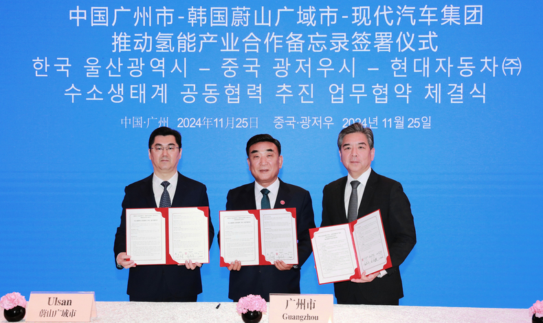 쑨즈양 광저우시장(사진 왼쪽부터), 김두겸 울산광역시장, 장재훈 현대차 사장이 협약서를 들고 기념 촬영을 하고 있다.(사진=현대차)