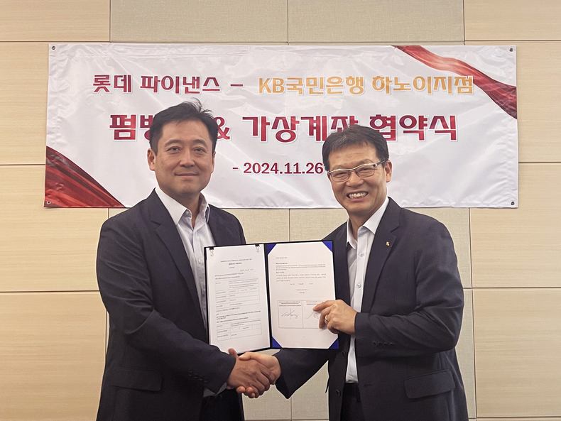 공성식 롯데파이낸스 베트남 법인장(왼쪽)과 김현래 KB국민은행 하노이지점장이 업무협약 후 기념촬영을 하고 있다.(사진=롯데카드)