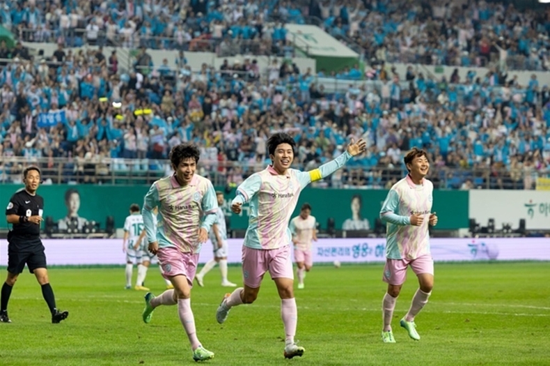 임영웅 ‘하나은행 자선축구대회' 경기 모습/사진=물고기뮤직