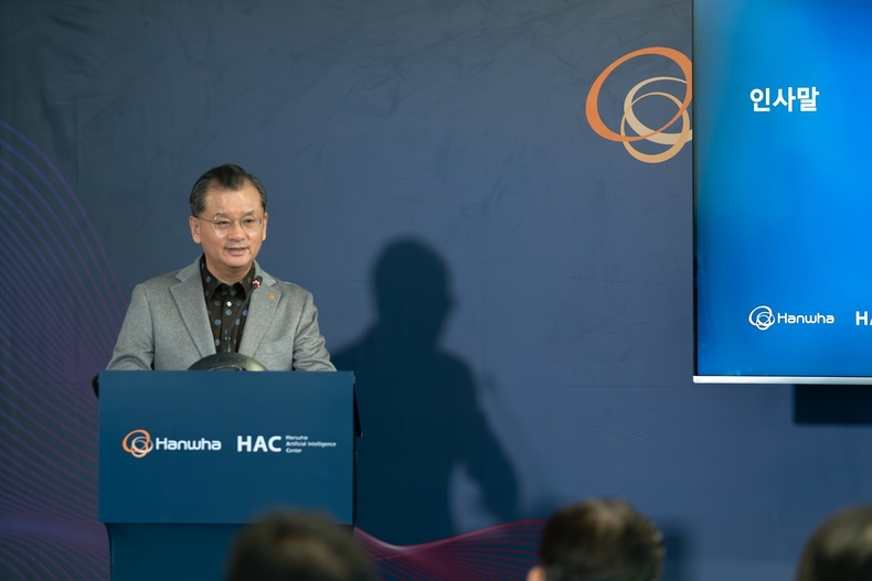 한화생명, 한화손해보험, 한화자산운용 등 한화 금융 3사가 지난 3일(현지시간) 미국 샌프란시스코에서 개최한 '한화 AI센터(HAC)’ 개소식에서 여승주 한화생명 대표이사 부회장이 인사말을 하고 있다.(사진=한화생명)