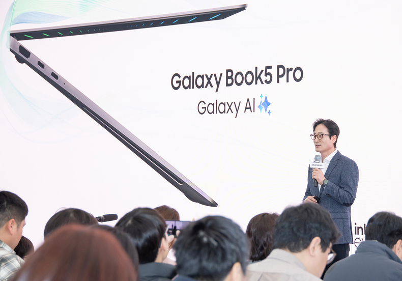 12일 '삼성 강남'에서 진행된 '갤럭시 북5 Pro' 미디어 브리핑 행사에서 삼성전자 MX사업부 갤럭시 에코 비즈 팀장 이민철 상무가 '갤럭시 북5 Pro'를 소개하고 있다.(사진=삼성전자)