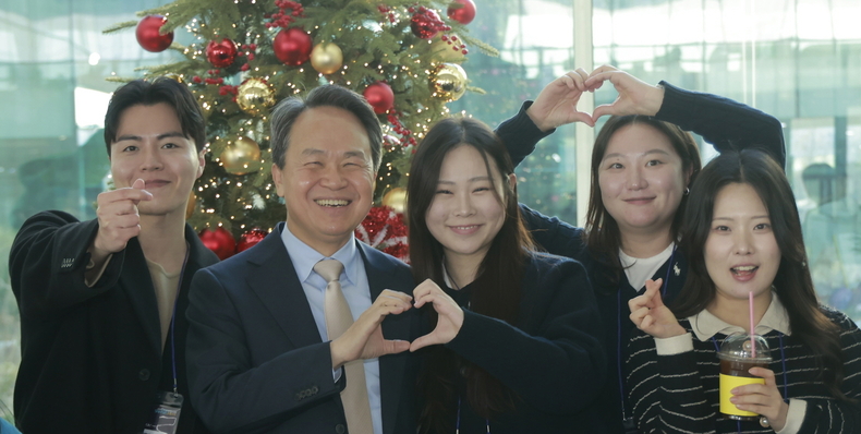 진옥동 신한금융 회장(왼쪽 두번째)이 그룹 신입직원들과 기념촬영을 하고 있다.(사진=신한금융그룹) 