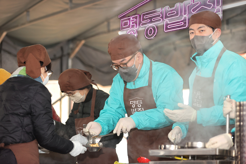 이은형 하나금융 부회장(왼쪽 2번째)이 봉사자들과 함께 식사 준비를 돕고 있다.(사진=하나금융그룹)