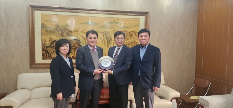 성대영 대아의료재단 이사장(왼쪽 2번째)이 지난 20일 서울 중구 명동 주한중국대사관에서 중홍눠 주한중국대사관 총영사(왼쪽 3번째)로부터 감사패를 전달받고 기념촬영을 하고 있다.(사진=한도병원)
