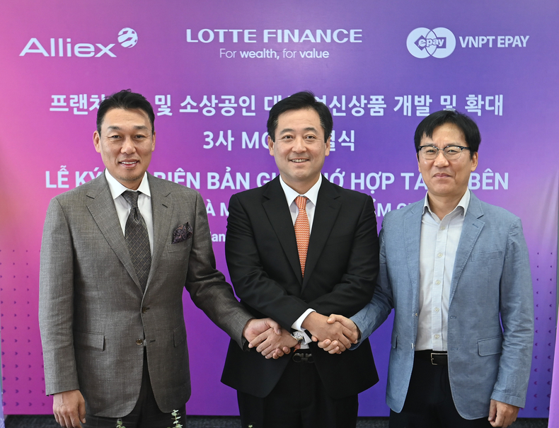 공성식 롯데파이낸스 베트남 법인장(가운데)과 박병건 알리엑스 대표이사(왼쪽), 김제희 VNPT 이페이 대표가 업무협약 체결 후 기념촬영을 하고 있다.(사진=롯데카드)