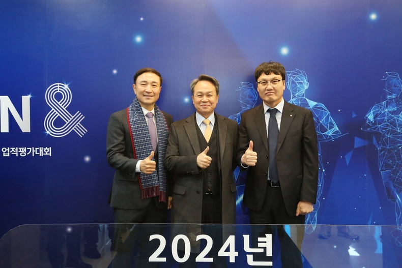 진옥동 신한금융그룹 회장(가운데)과 문동권 신한카드 사장(왼쪽), 박창훈 신한카드 신임 사장 내정자가 '2024년 업적평가대회'에 참석, 기념촬영을 하고 있다.(사진=신한카드)