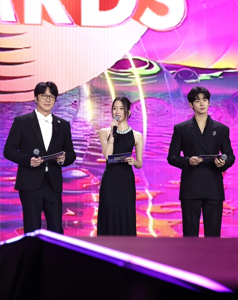 '제39회 골든디스크어워즈' 시상식 진행하는 MC 성시경, 문가영, 차은우/사진=골든디스크어워즈 사무국