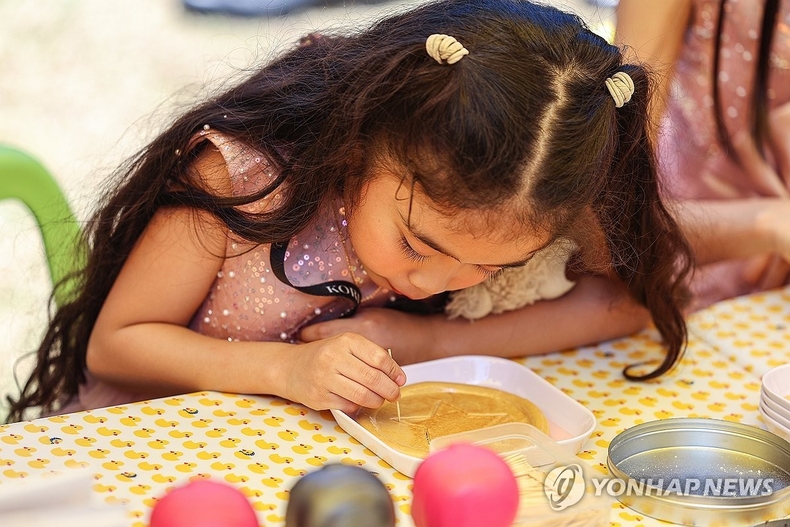<strong>달고나 만들기 체험하는 외국 어린이</strong>