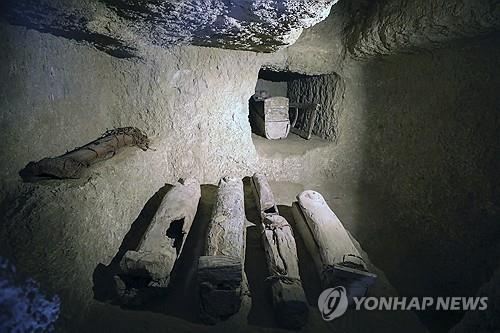 최근 발견된 이집트 중왕조 고위 관리들의 암석 무덤