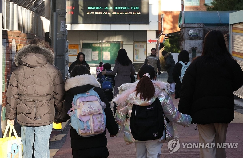 <strong>등교하는 초등학생들</strong>